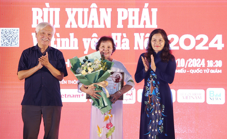 Ông Hoàng Đạo Kính nhận Giải thưởng Bùi Xuân Phái - Vì tình yêu Hà Nội - Ảnh 2.