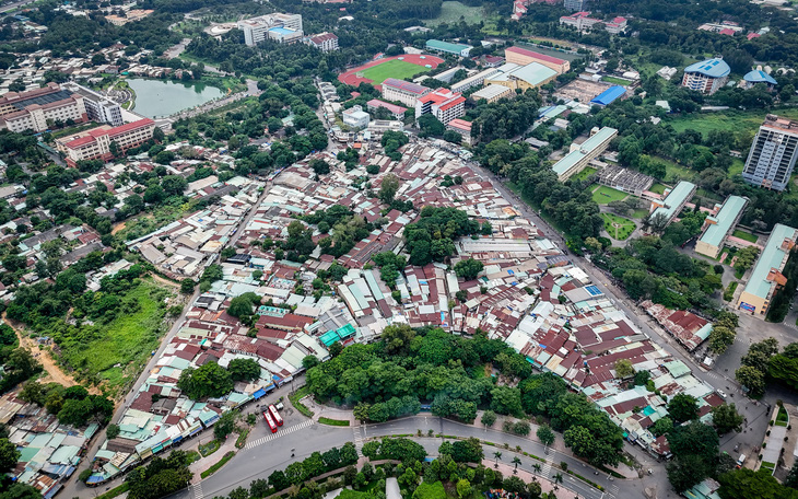 Rác ‘tấn công’ hồ Ánh Dương ở Trường đại học Khoa học xã hội và Nhân văn TP.HCM - Ảnh 7.