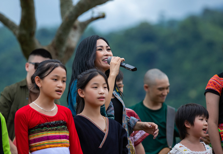 Ca sĩ Phương Thanh hát nhạc rock giữa núi rừng, truyền tải ý nghĩa nhân văn - Ảnh 1.