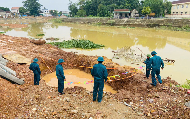 Di dời quả bom tạ trong khu dân cư đông đúc, cách nhà dân chỉ 10m - Ảnh 3.