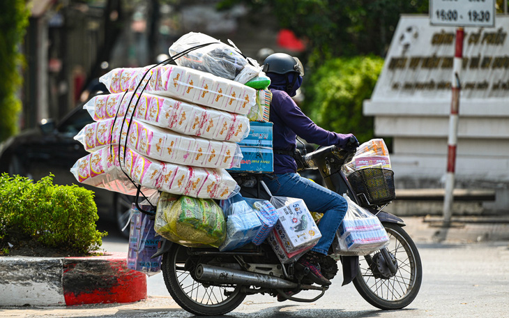 Loạt ô tô dừng đỗ, đón khách bừa bãi trên đường phố Hà Nội: Tài xế nói 'không làm vậy sẽ mất khách' - Ảnh 12.