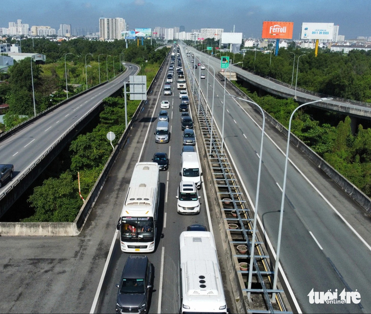 Xe chết máy trên cầu, kẹt xe 8km trên cao tốc TP.HCM - Long Thành - Dầu Giây - Ảnh 1.