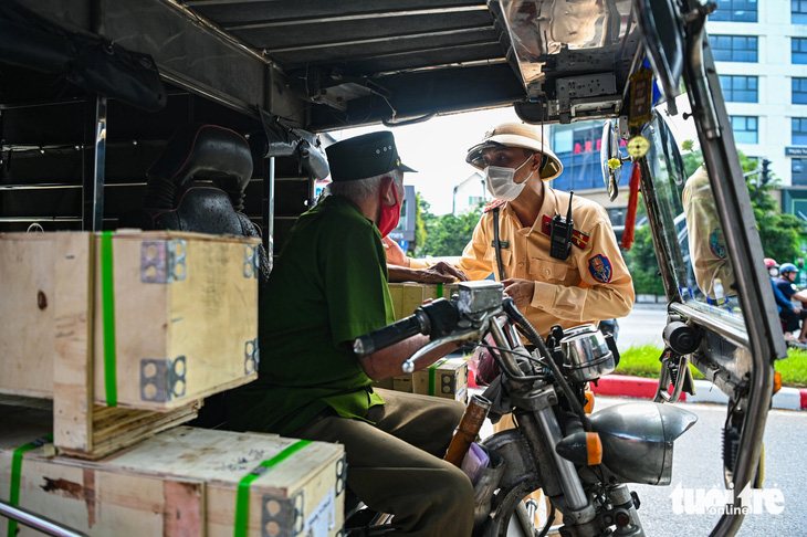 Chở hàng cồng kềnh trên phố Hà Nội, nhiều tài xế bị xử phạt đều nói vì mưu sinh - Ảnh 7.