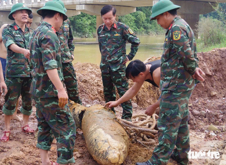 Trục vớt quả bom còn sót lại sau chiến tranh đưa đi hủy nổ - Ảnh 2.