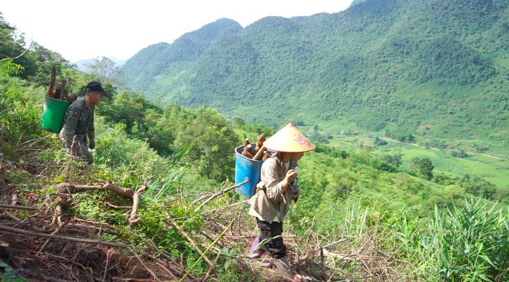 Không được nhận cha, mẹ đi bước nữa, Cháng Thị Hương quyết vào đại học đổi đời - Ảnh 2.