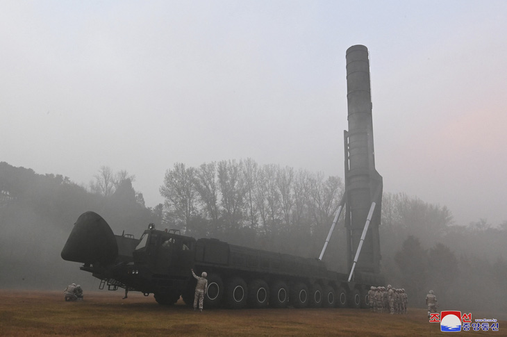 Triều Tiên phô diễn sức mạnh với tên lửa ICBM có thể bay tới mọi nơi ở Mỹ - Ảnh 2.