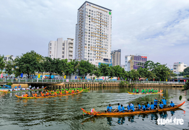 Đua ghe ngo ở TP.HCM: Người dân cổ vũ náo nhiệt bên bờ kênh Nhiêu Lộc  - Ảnh 3.