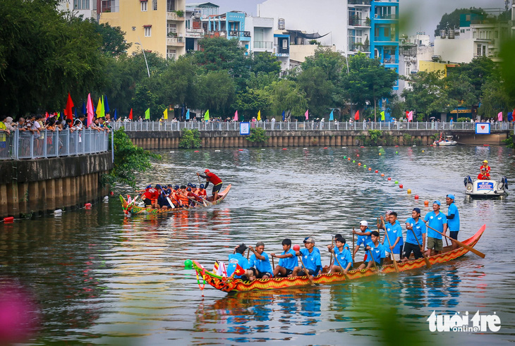 Đua ghe ngo ở TP.HCM: Người dân cổ vũ náo nhiệt bên bờ kênh Nhiêu Lộc  - Ảnh 4.