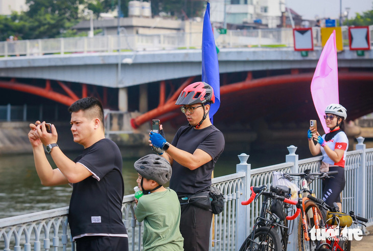 Đua ghe ngo ở TP.HCM: Người dân cổ vũ náo nhiệt bên bờ kênh Nhiêu Lộc  - Ảnh 11.