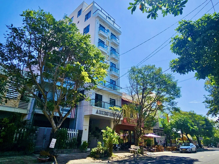 Cưỡng chế ‘cắt ngọn’ khách sạn xây vượt 2 tầng ở Tuy Hòa - Ảnh 1.