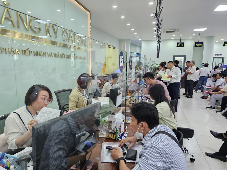 Không quy định, sao văn phòng đăng ký đất đai lại thêm thủ tục khiến dân 'lên bờ xuống ruộng'? - Ảnh 1.