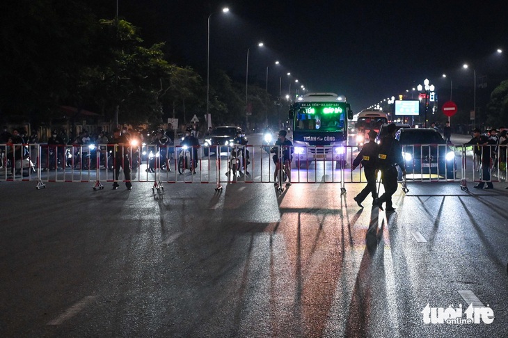 Cảnh sát quây rào trên phố, 'quái xế' tháo chạy bất thành - Ảnh 7.