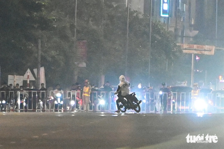 Cảnh sát quây rào trên phố, 'quái xế' tháo chạy bất thành - Ảnh 9.