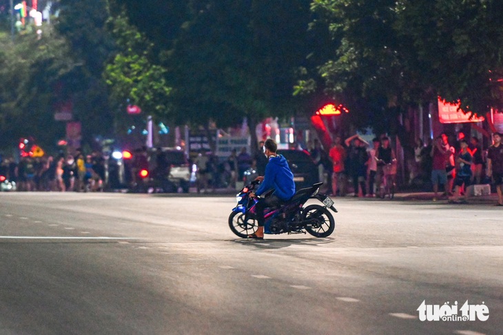 Cảnh sát quây rào trên phố, 'quái xế' tháo chạy bất thành - Ảnh 15.