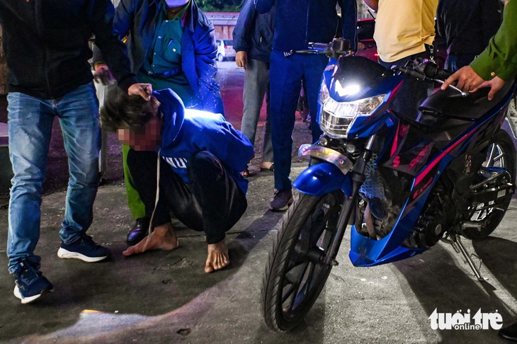 Cảnh sát quây rào trên phố, 'quái xế' tháo chạy bất thành - Ảnh 16.