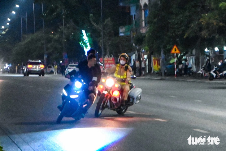 Cảnh sát quây rào trên phố, 'quái xế' tháo chạy bất thành - Ảnh 19.