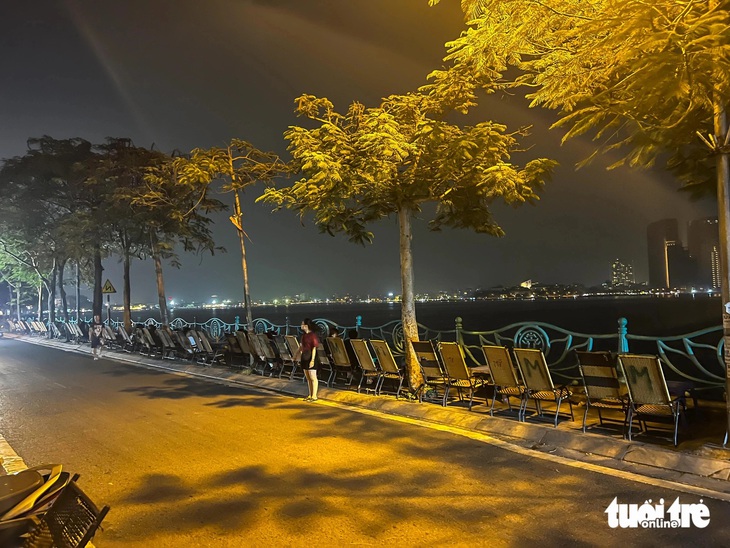 Vỉa hè dọc hồ Tây biến thành nơi ăn, chốn nhậu nhộn nhịp - Ảnh 13.