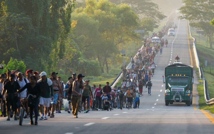 Mexico chặn hơn 250 người nhập cư nhồi nhét trong xe tải tới Mỹ - Ảnh 1.