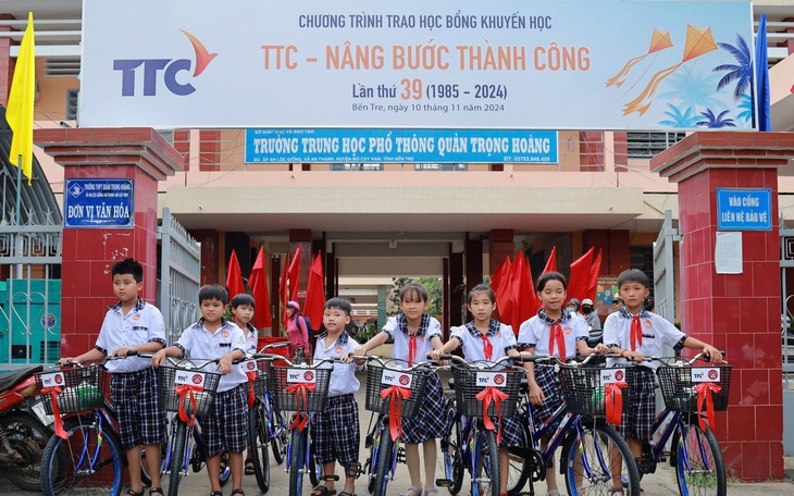 Hơn 450 người dân Bến Tre được khám bệnh và phát thuốc miễn phí - Ảnh 12.