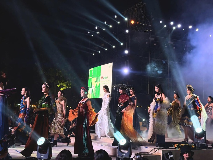Rock và thời trang ghi dấu ấn tại Lễ hội thiết kế sáng tạo Hà Nội 2024 - Ảnh 1.