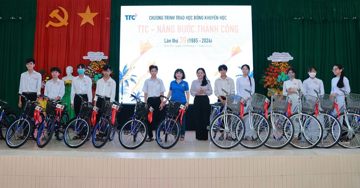 Tập đoàn TTC trao 568 suất học bổng đến học sinh tỉnh Bến Tre  - Ảnh 2.