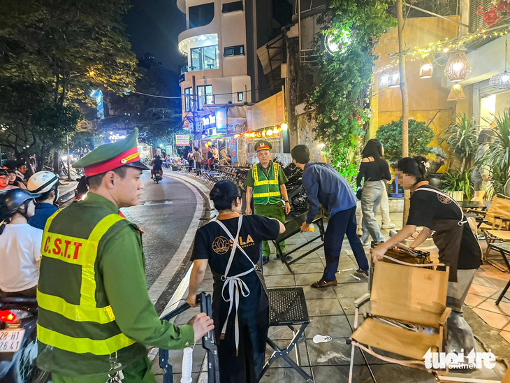 Công an ra quân xử lý sau phản ánh vỉa hè dọc hồ Tây ngang nhiên biến thành chốn ăn nhậu - Ảnh 5.