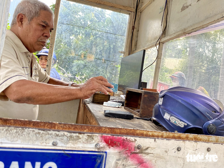 Bãi xe bệnh viện thu phí cao hơn quy định, thắc mắc nhân viên nói 'không thích thì đi nơi khác gửi' - Ảnh 1.