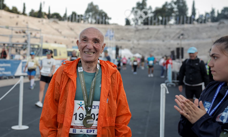 Cụ ông 88 tuổi lập kỷ lục tại Athens Marathon - Ảnh 1.