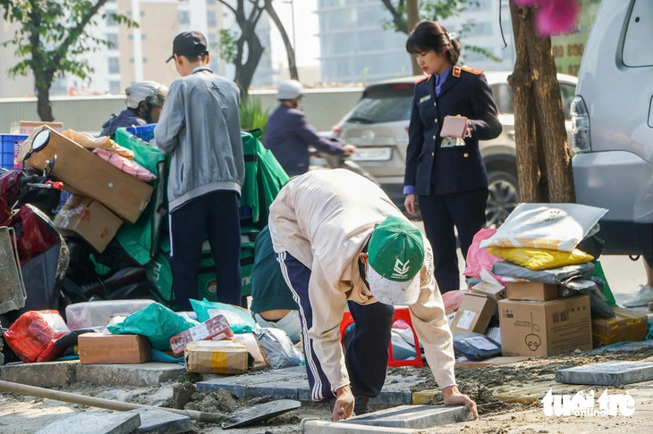 Cuối năm, vỉa hè ở Hà Nội bị xới tung để lát lại, nhiều điểm mới lát được 1 năm đã hư hỏng, nứt vỡ - Ảnh 9.