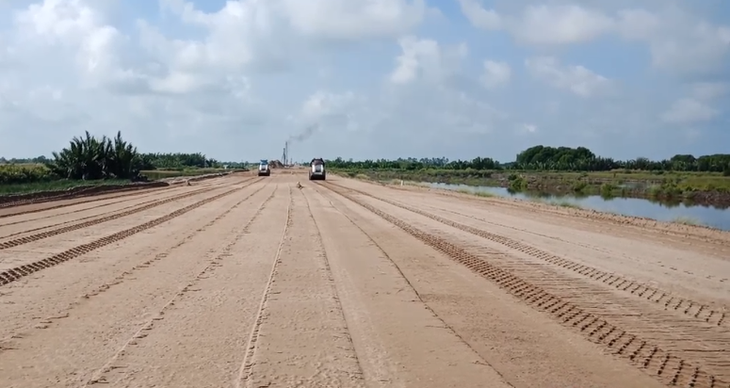 Chỉ dùng cát biển có độ mặn nhỏ hơn độ mặn của vùng nuôi thủy sản hai bên cao tốc - Ảnh 1.