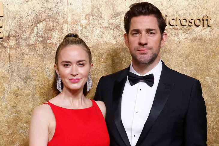 john-krasinski-and-emily-blunt-120123-1-cd9c878f1bba47e2999127f7ef5b40e2-17315103012871449886132.jpg