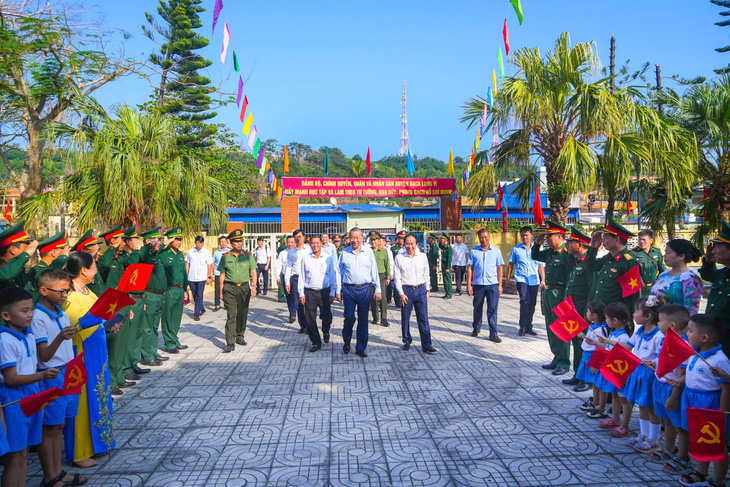 Tổng Bí thư: Xây dựng Bạch Long Vĩ thành pháo đài bảo vệ vùng biển, vùng trời Tổ quốc - Ảnh 2.