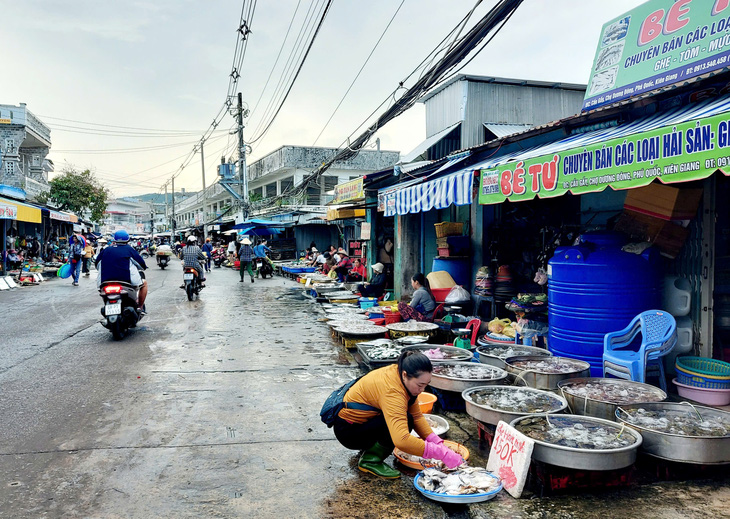 Chợ sầm uất nhất ở Phú Quốc thông thoáng, dân và du khách thoải mái mua đồ - Ảnh 2.