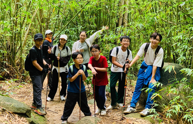 Gác âu lo, trekking đường rừng để tái tạo năng lượng - Ảnh 1.