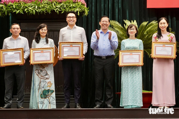 Ông Phan Văn Mãi: Từ đây đến cuối năm, TP.HCM thi đua hoàn thành nhiệm vụ ở 5 lĩnh vực  - Ảnh 2.