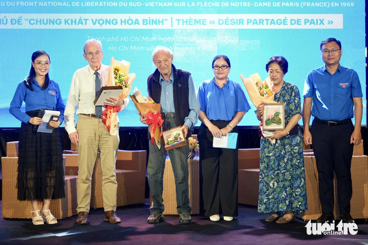 Thanh niên TP.HCM giao lưu cùng hai người treo cờ Việt Nam trên nhà thờ Đức Bà Paris - Ảnh 1.