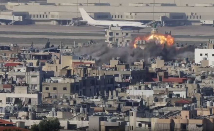 Video: Israel ném bom Beirut trong lúc máy bay chở khách di chuyển trên đường băng - Ảnh 1.