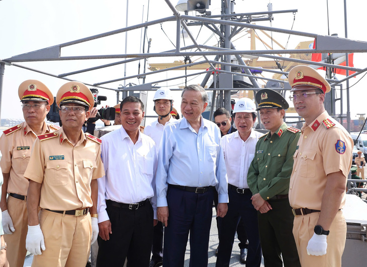 Tổng Bí thư Tô Lâm kiểm tra tàu tuần tra của Bộ Công an - Ảnh 1.