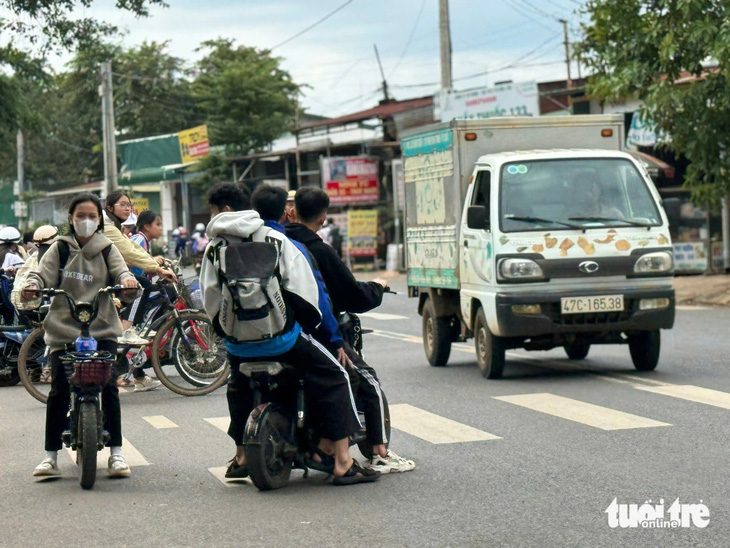 Ẩn họa từ việc 'khoán trắng' cho học sinh chạy xe đến trường - Ảnh 1.