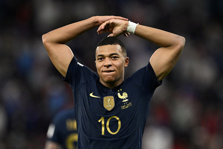 Cú trượt dài của Mbappe - Ảnh 2.