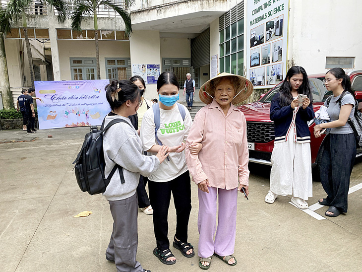 Ngoại 87 tuổi làm đôi mắt đưa cháu đến trường - Ảnh 2.