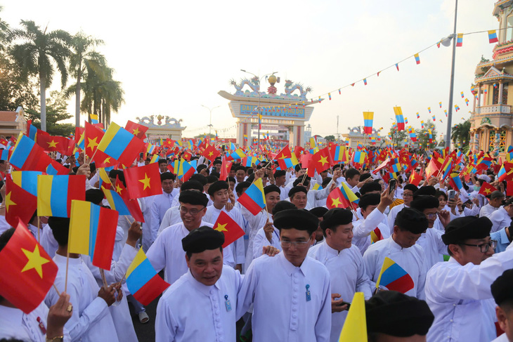 Hàng trăm ngàn người về Tây Ninh dự lễ 100 năm đạo Cao Đài - Ảnh 5.