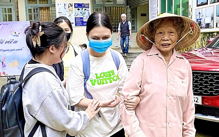 Trường Đại học sư phạm Đà Nẵng 'đặc cách' đưa sinh viên mù và ngoại 87 tuổi vào ký túc xá ăn ở - Ảnh 3.