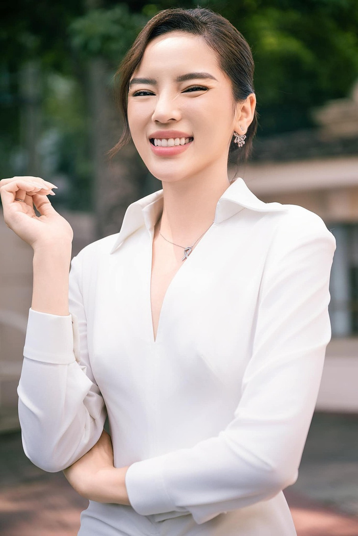 Nụ cười cứng đơ của Kỳ Duyên bị bàn tán sau trượt top 12 'Miss Universe' - Ảnh 3.