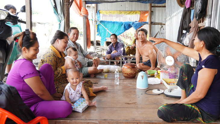 Xóm Việt kiều Campuchia mưu sinh theo mùa nước nổi - Kỳ 1: Dắt díu nhau về tìm hy vọng ở quê hương - Ảnh 2.