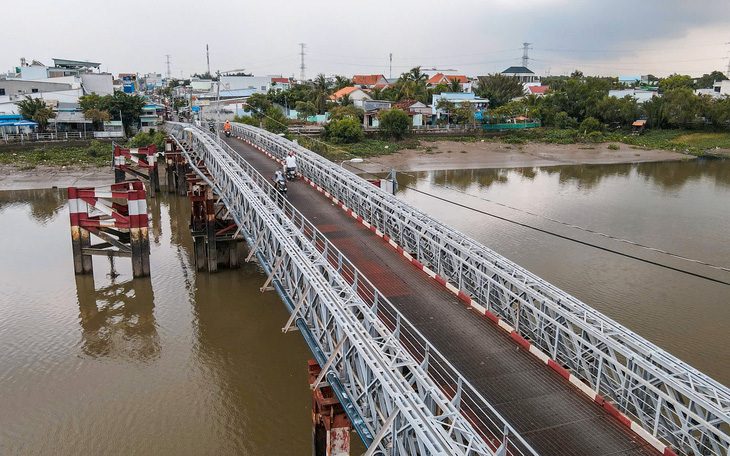 Cầu sắt Tăng Long ở TP Thủ Đức bị mất tấm sắt, tạo lỗ hổng giữa cầu - Ảnh 2.