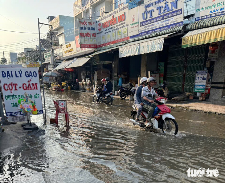 Triều cường lên làm ngập nhiều tuyến đường ở vùng miệt thứ - Ảnh 1.