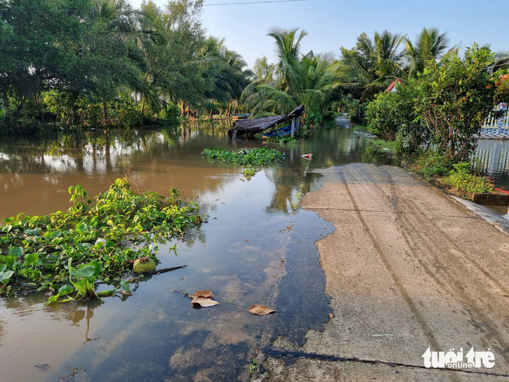 Triều cường lớn tấn công nhiều tuyến đường ở vùng miệt Thứ - Ảnh 2.