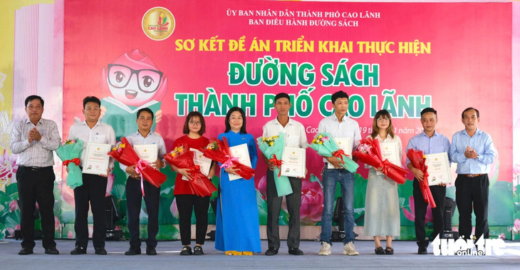 Đường sách đầu tiên ở miền Tây: Doanh thu 9,5 tỉ đồng, hơn một nửa là từ bán cà phê - Ảnh 5.