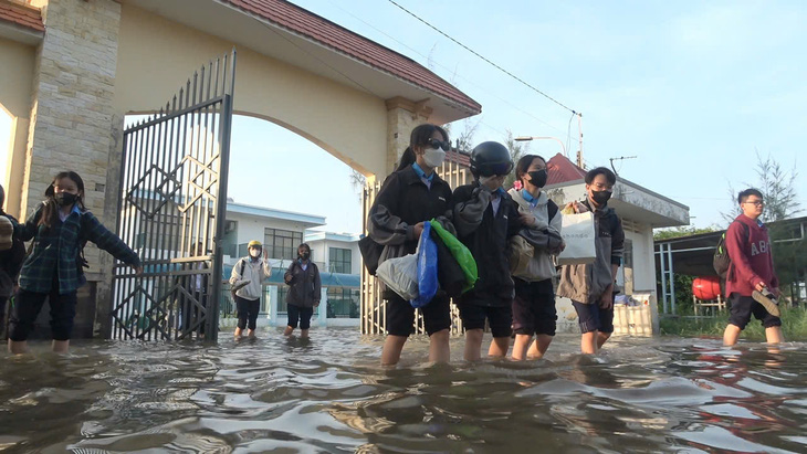 Học sinh Bạc Liêu bì bõm đến trường trong ngày triều cường dâng cao - Ảnh 1.